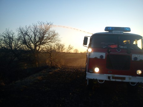 Požár trávy a keřů v Cítolibech za silážními jámamy (4)