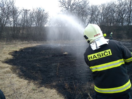 Požár trávy v obci Chlumčany u silnice R7 (2)