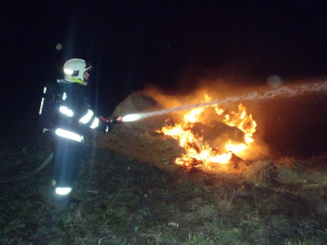 Požár stohu mezi obcemi Líšťany a Brodec (1)