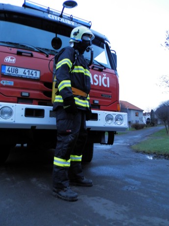 Kompletní ústroj hasiče na zásah při požáru
