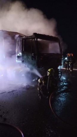Požár kamionu na silnici I-7 za obcí Chlumčany 13.11 (2)
