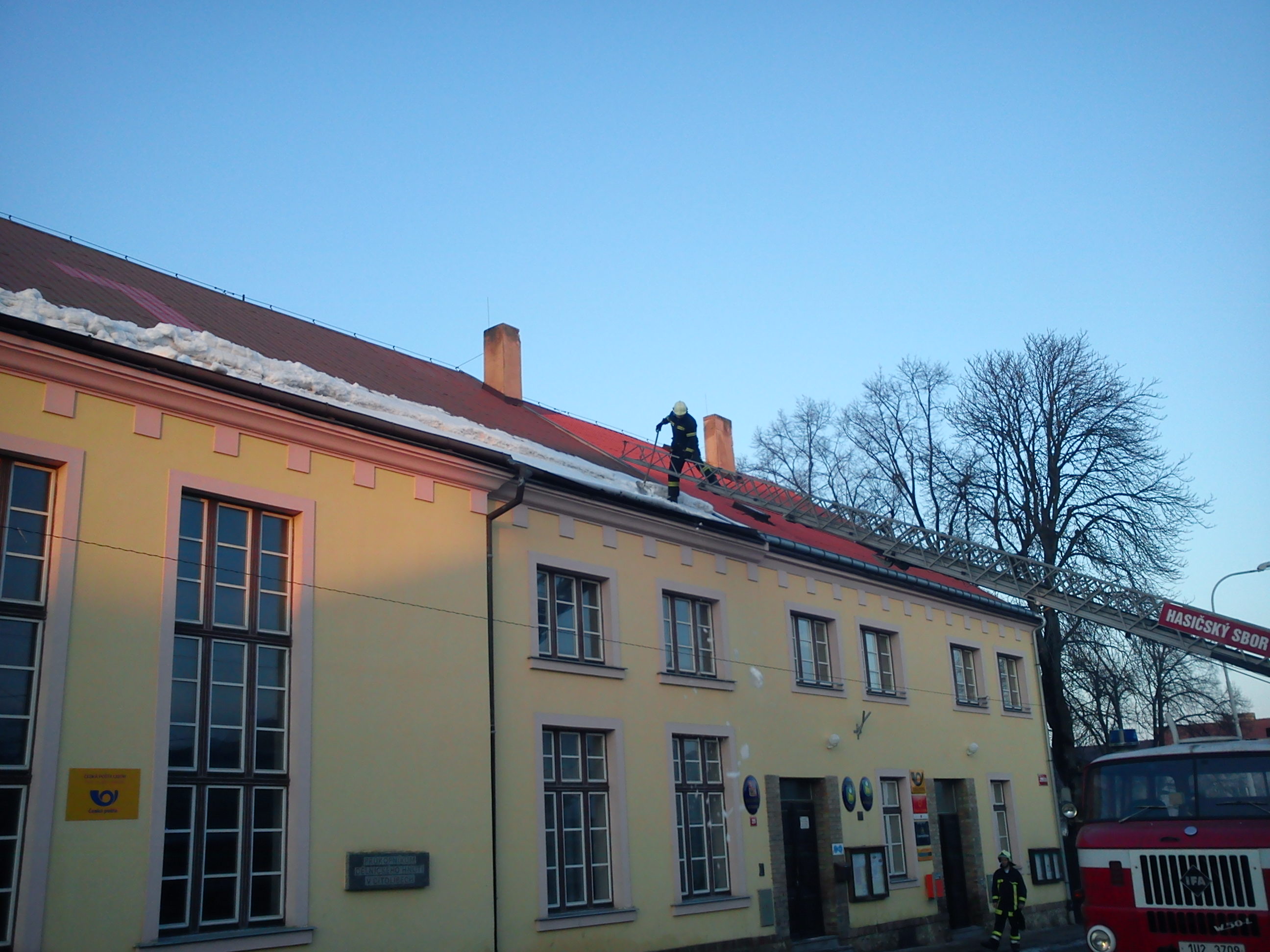 Sněhový a ledový převis na obecním úřadě v Cítolibech (1)