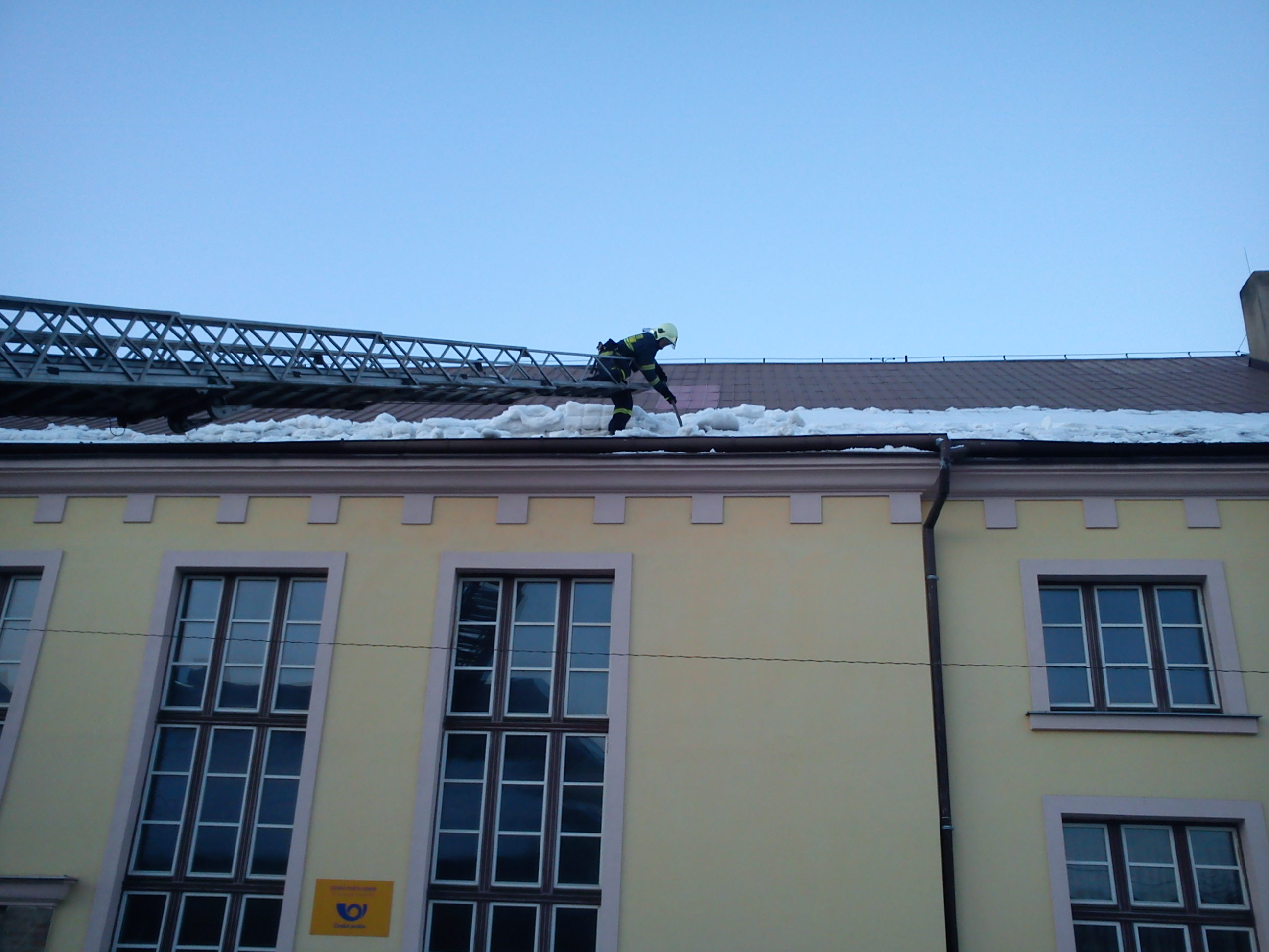 Sněhový a ledový převis na obecním úřadě v Cítolibech (4)