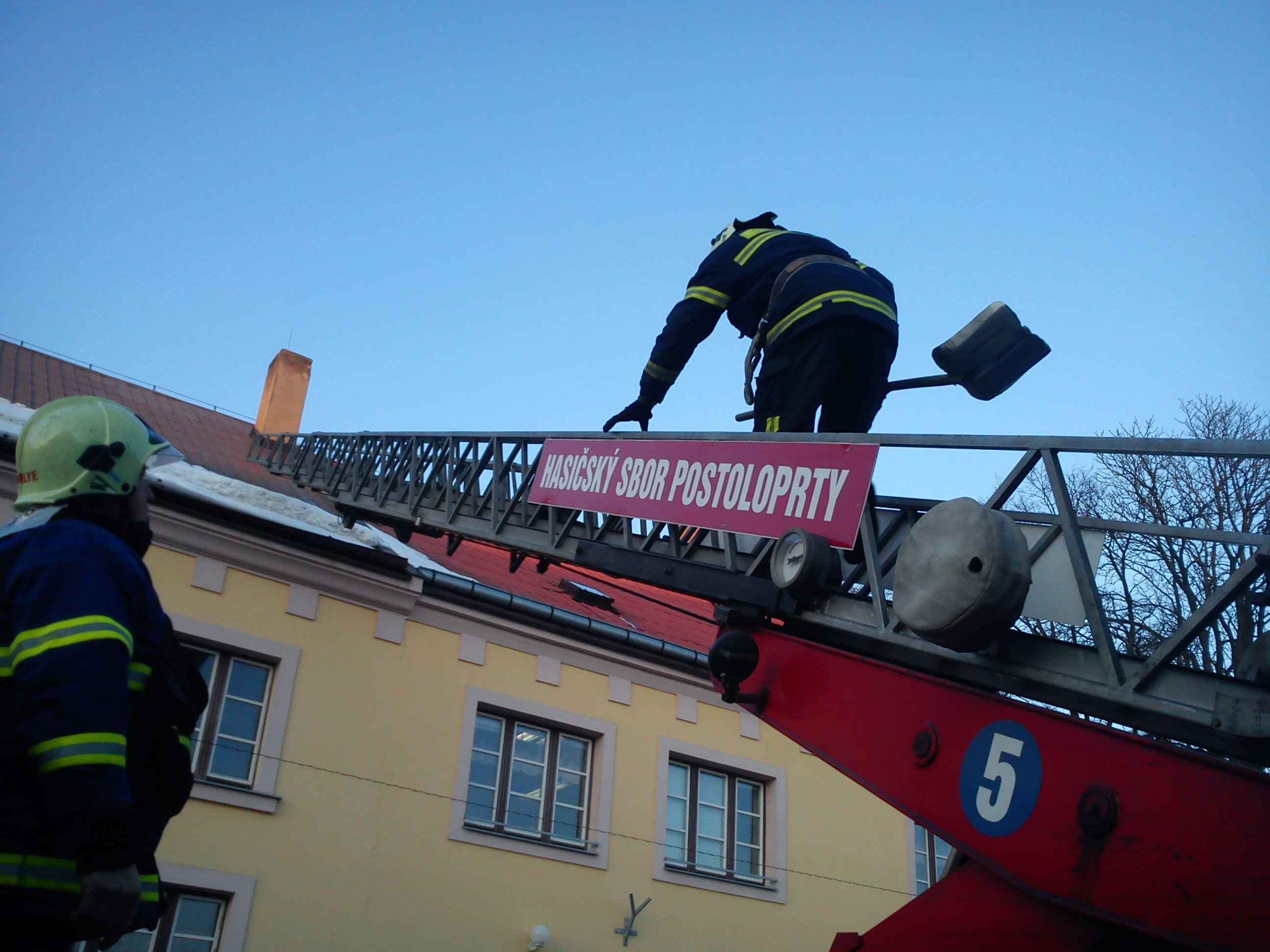 Sněhový a ledový převis na obecním úřadě v Cítolibech