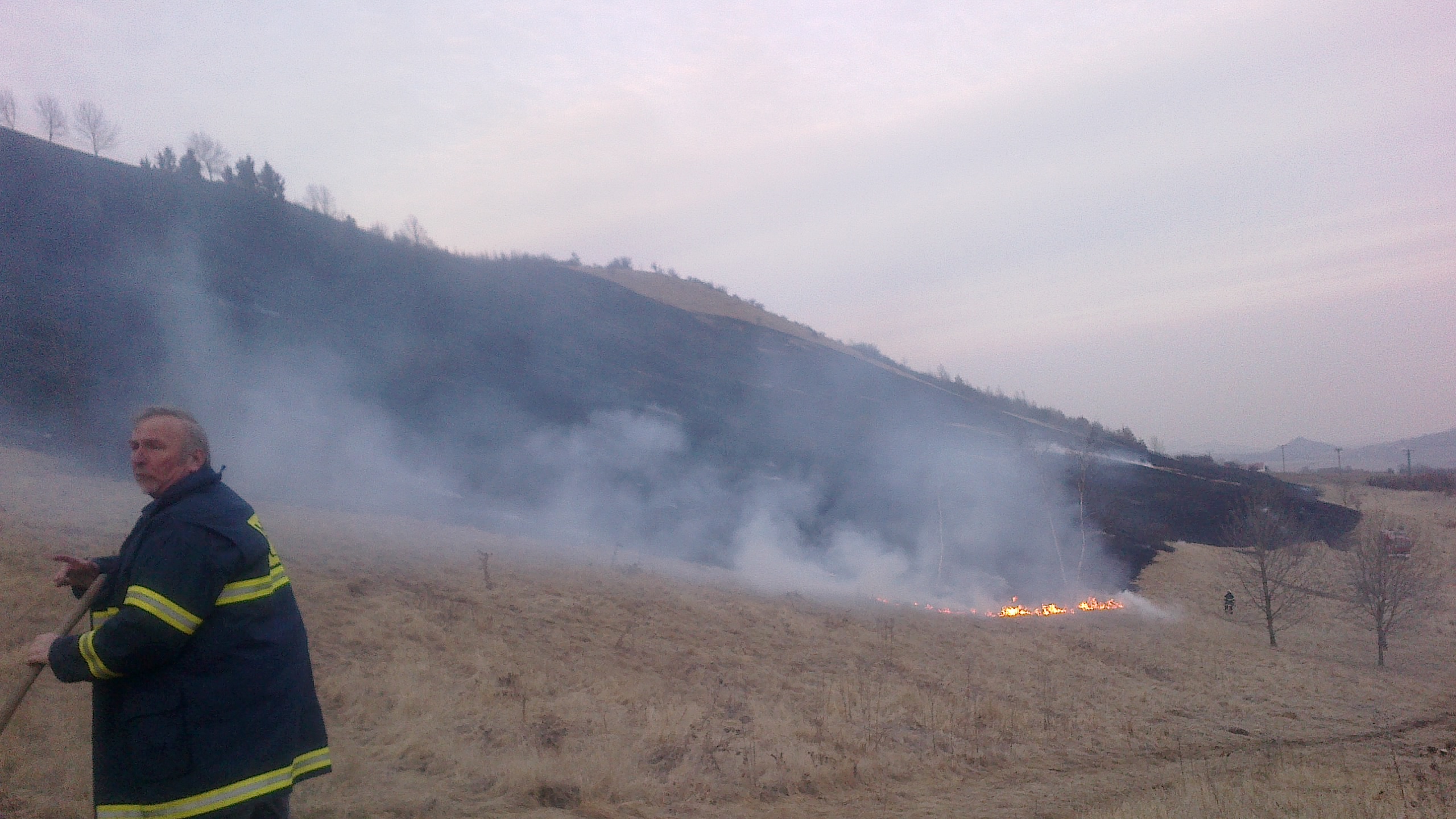 Požár trávy u obce Jablonec 