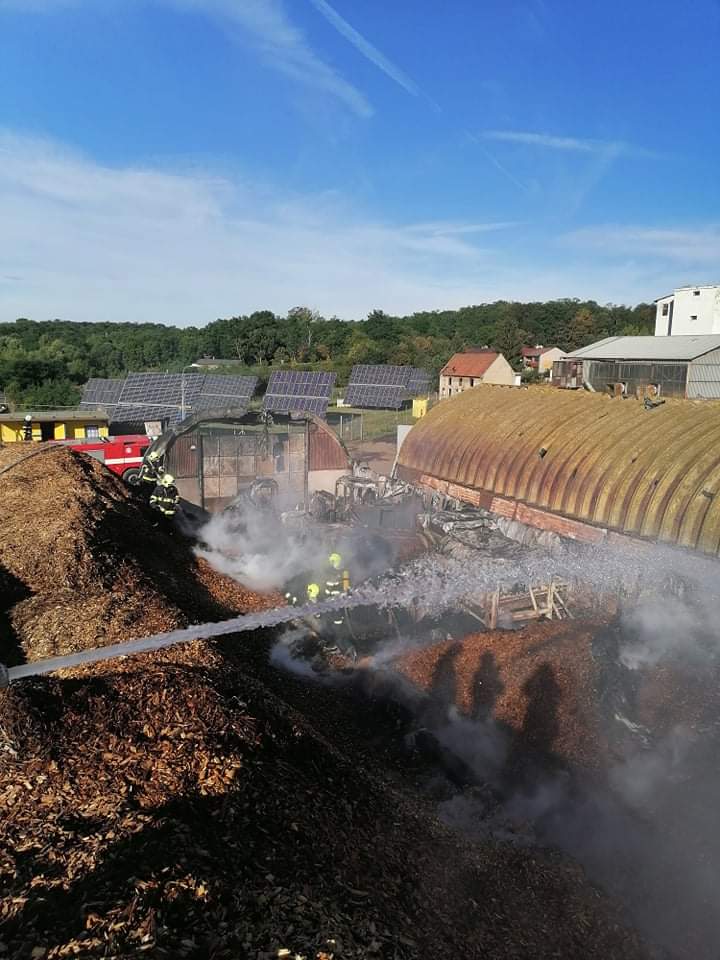 Požár štěpky v Postoloprtech 24.8.2020 (3)