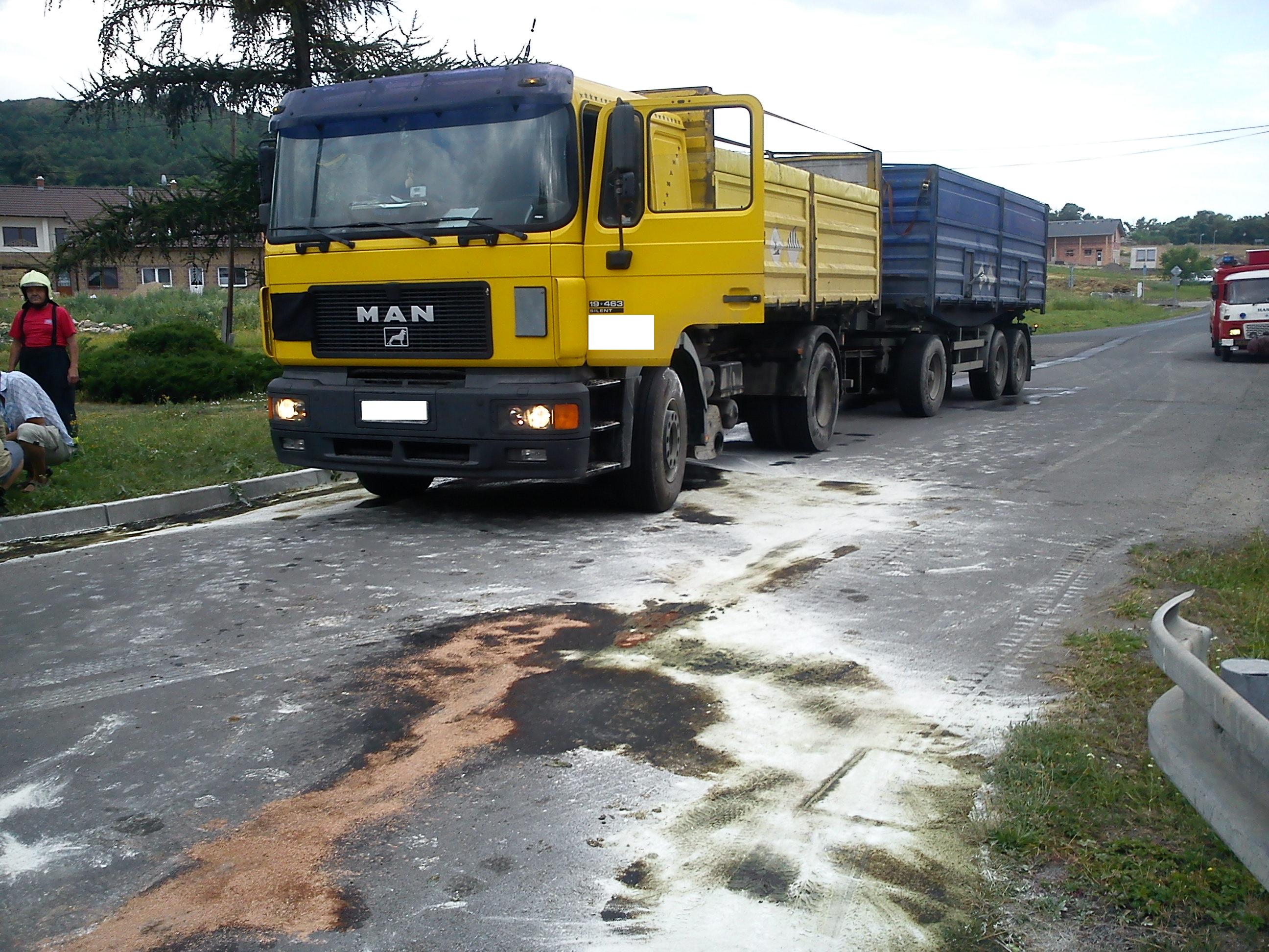 Únik nafty z proražené nádrže z NA Blšany u Loun (4).JPG