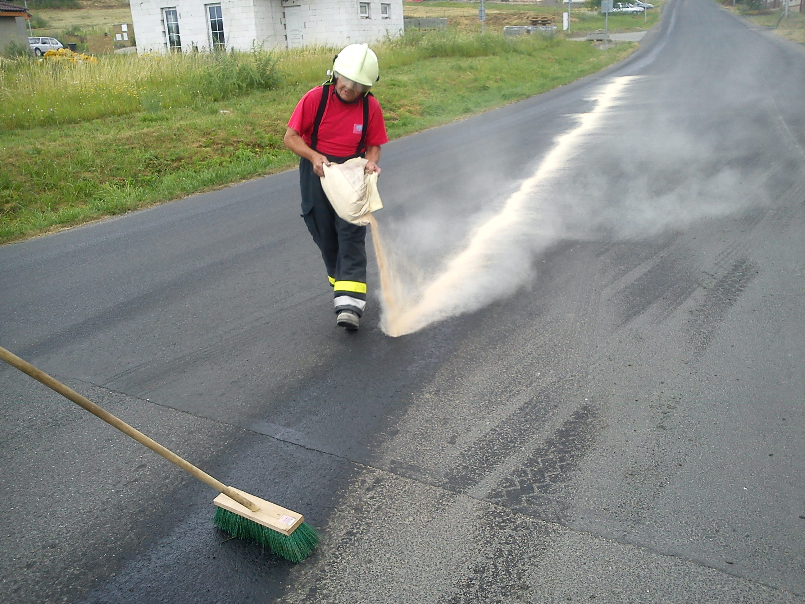 Únik nafty z proražené nádrže z NA Blšany u Loun (7).JPG